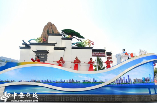 “美好安徽”彩车：展现多姿多彩的徽风皖韵，，，，，，，奏响争当改革先锋的时代强音